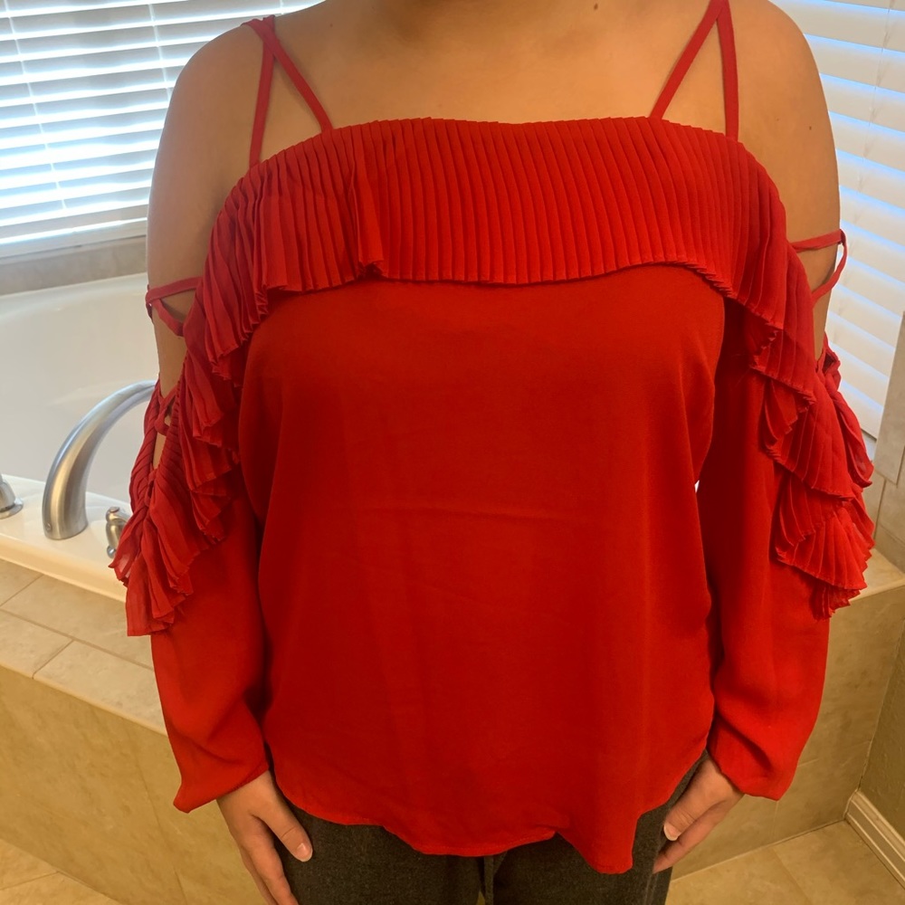 Red 🌹❣️❤️🎁 cold shoulder NWT size medium